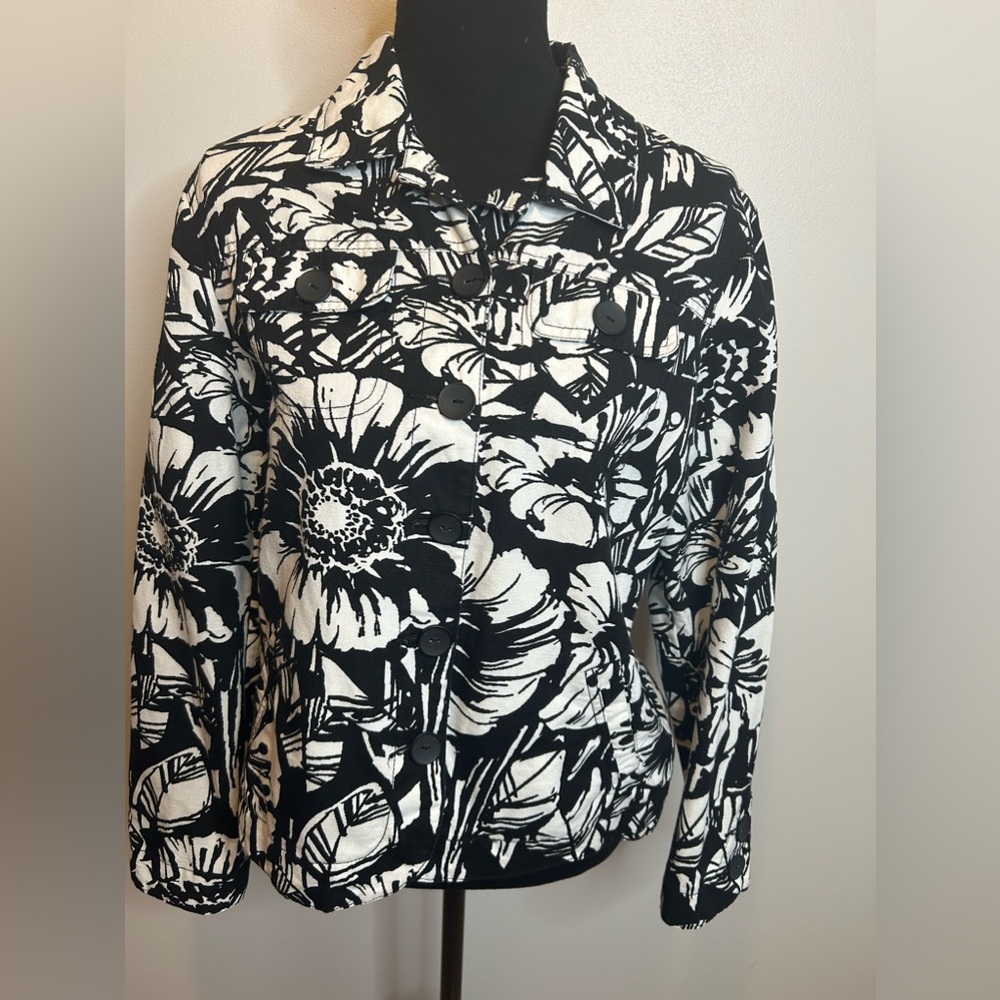 Croft & Barrow|, black and white floral print Jacket with button down front Sz M